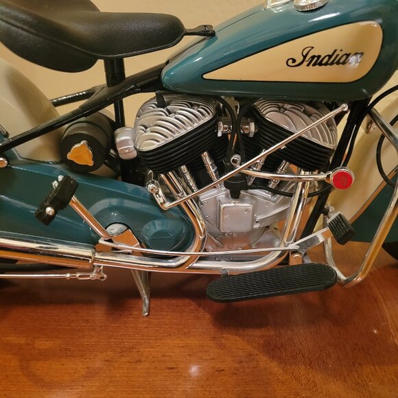 Guiloy 1948 Indian Chief Die-Cast Motorcycle - Picture 14 of 14